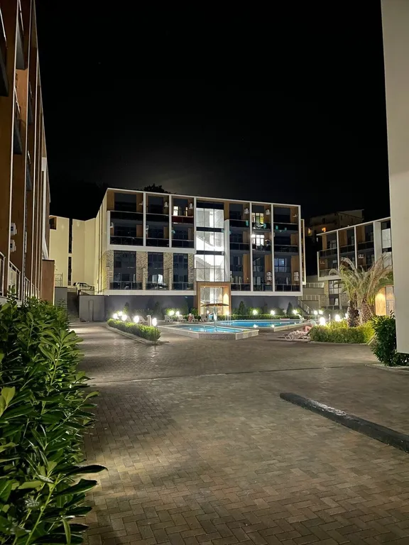 Двухуровневая квартира с бассейном на территории