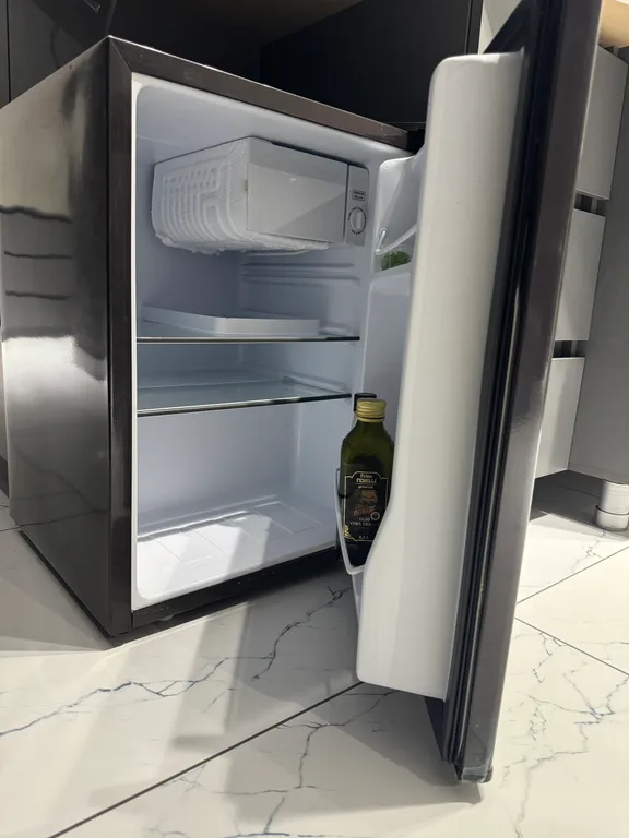 Новая квартира в центре города с елкой и сервировкой