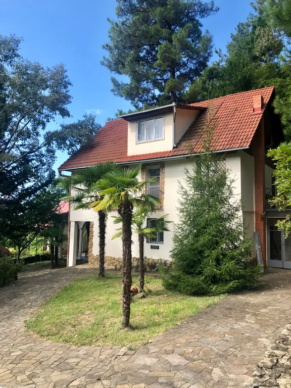 Два дома на море с бассейном и садом