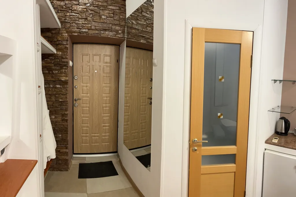 Уютная комната с видом на озеро Абрау