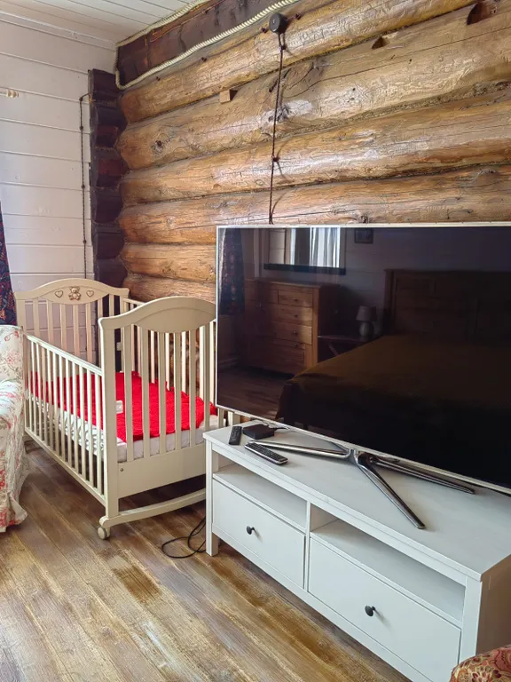 Красивый дом с камином на берегу живописной реки