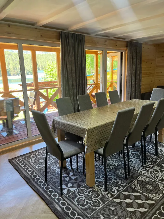 Коттедж с видом на озеро и горы