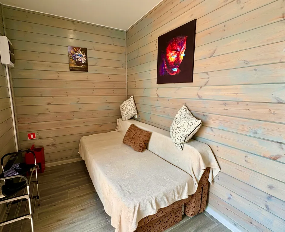 Новый домик на берегу бухты залива