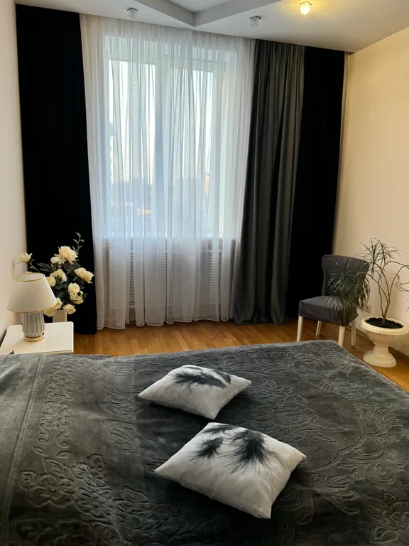 Красивая трёхкомнатная квартира в центре с видом на площадь