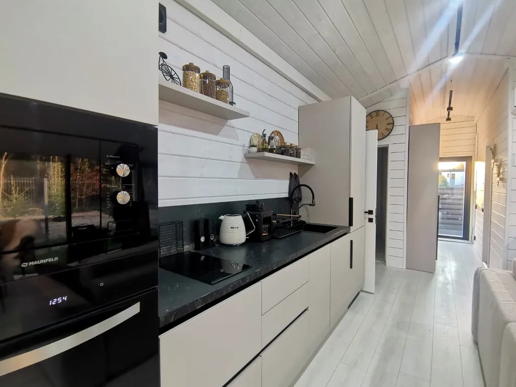 Панорамный дом в окружении леса на берегу водохранилища