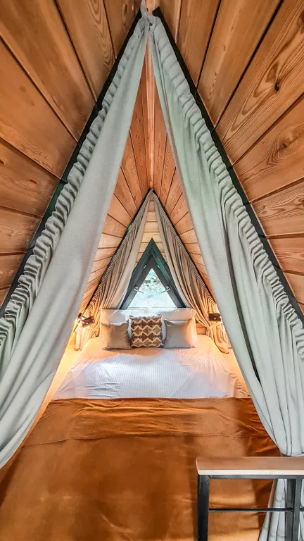 Треугольный домик с видом на лес и горы