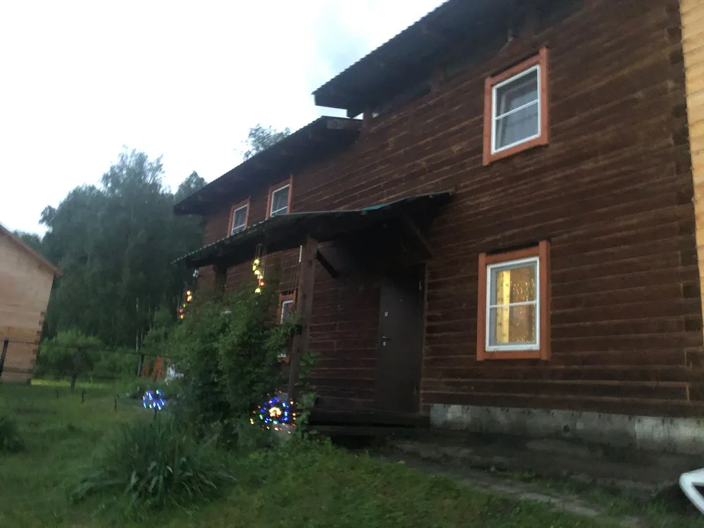 Комната с видом на лес и горы