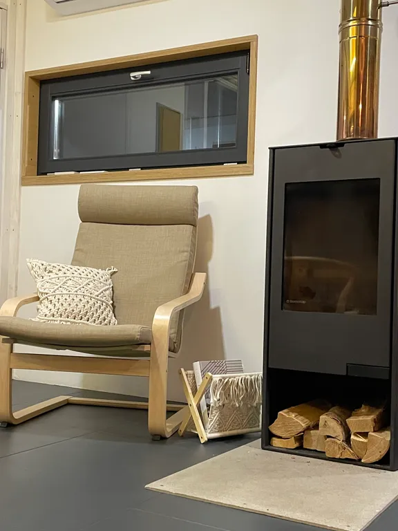 Уютный дом в тишине хвойного леса