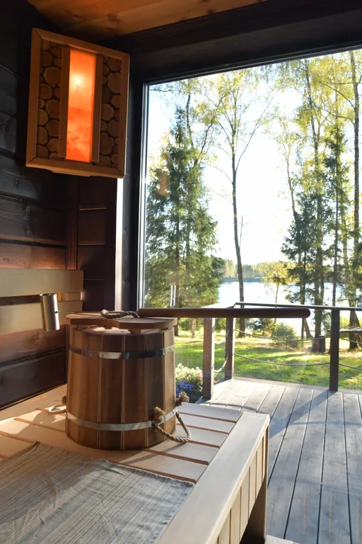 Дом на семью или компанию в лесу у большой воды