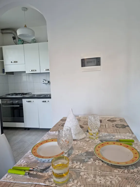 Двухэтажная квартира с частным двориком в Линиано Саббьядоро на море