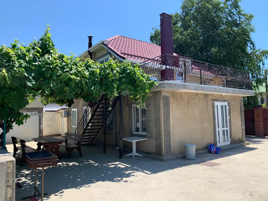 Двухэтажный дом с бассейном