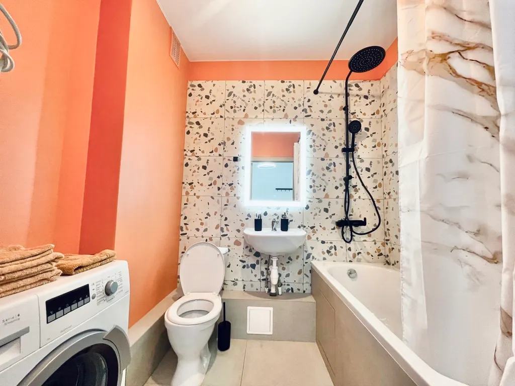 Просторная студия с лоджией и видом на город