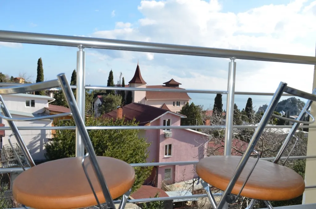 Видовая уютная студия с двумя балконами под горой Кошка