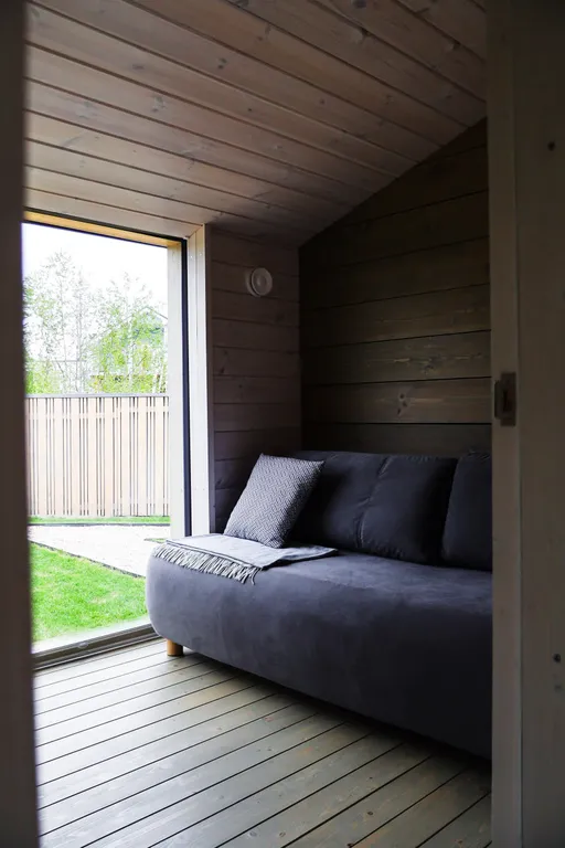 Черный дом на берегу водохранилища