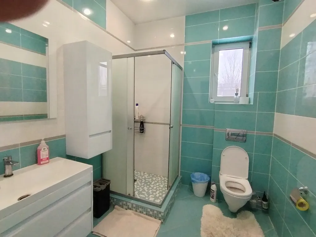 Уютный дом у реки