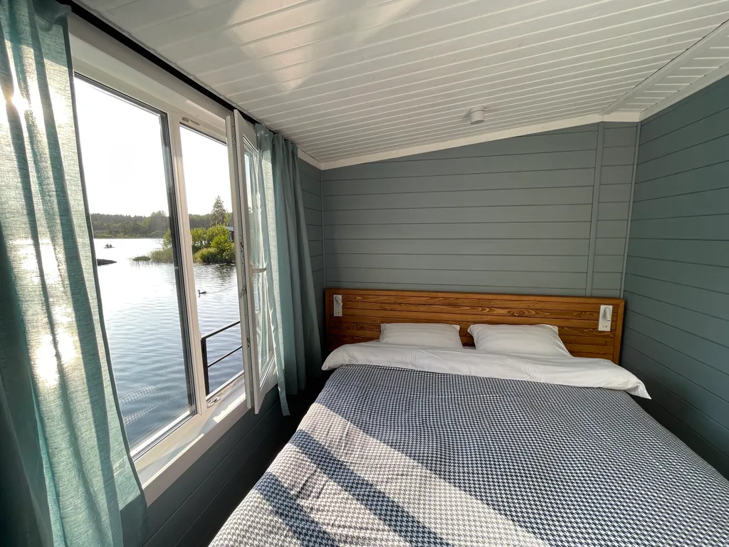 Дом на воде, хаусбот в Карелии