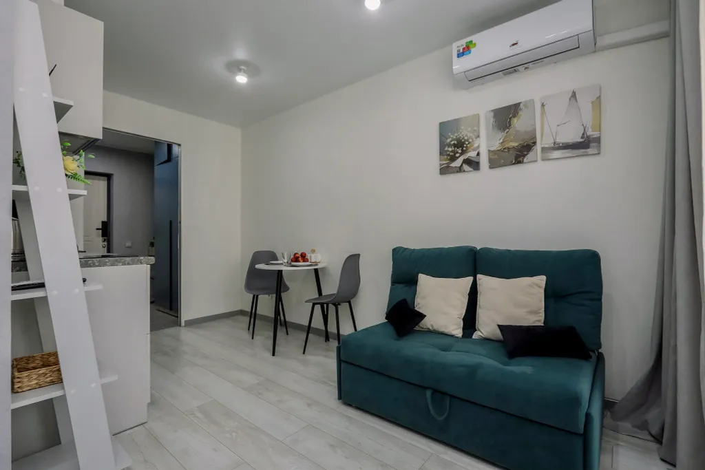 Очaровaтельнaя cтудия с уютными качелями на бaлконe