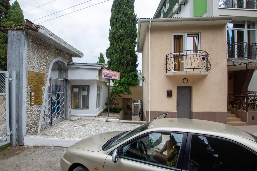 Квартира Квартира Комфортабельный номер с собственной закрытой террасой — Алушта