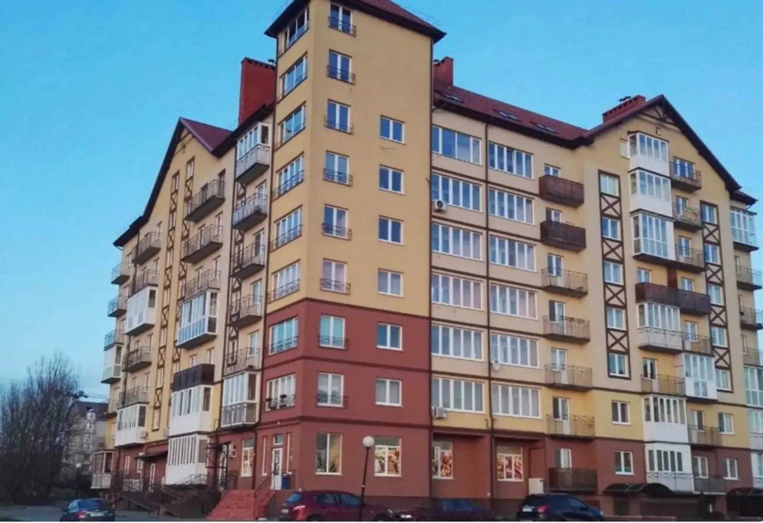 на 1м этаже дома небольшой универсальный магазин, где можно приобрести все необходимое