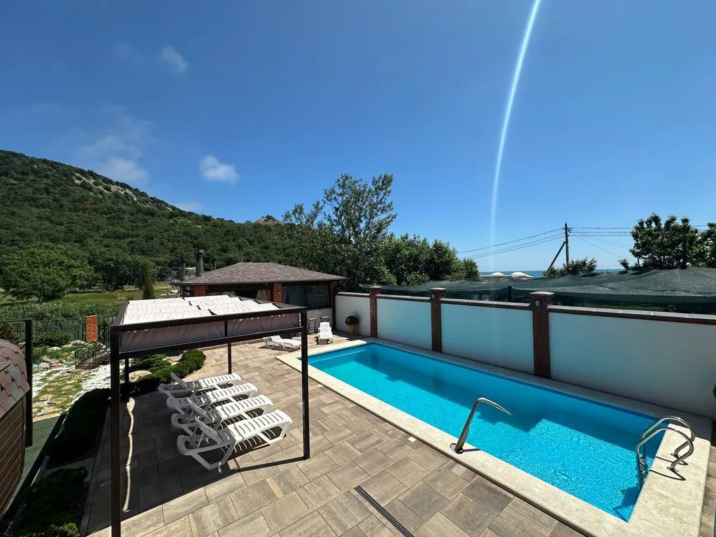 С бассейном на пляже