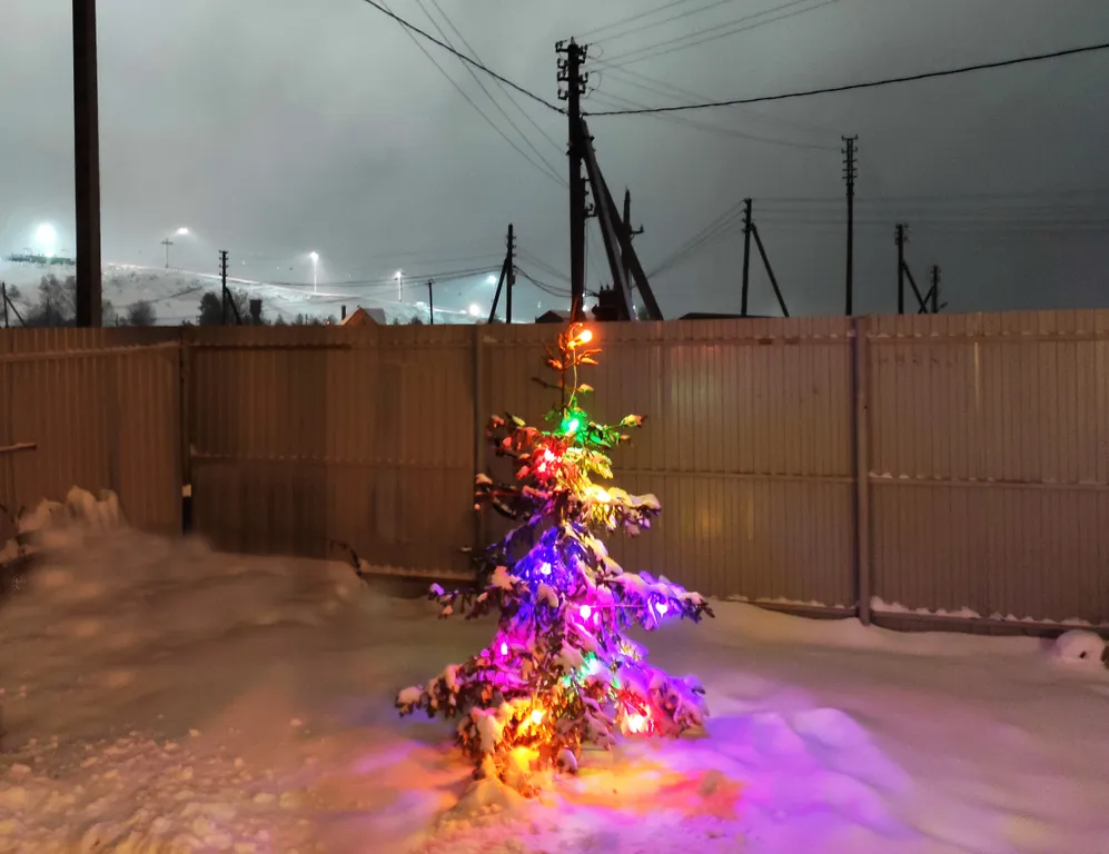 Современный дом с уличной подогреваемой купелью и сауной