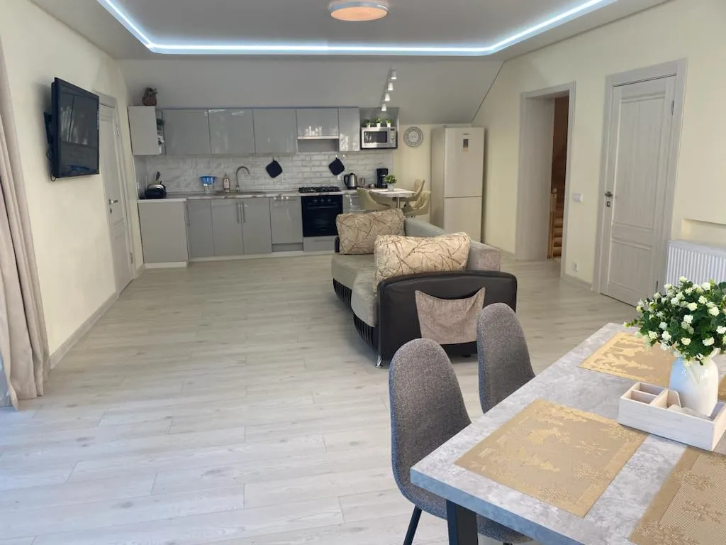 Коттедж с теплым бассейном и баней на дровах