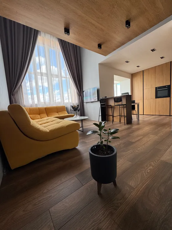 Стильная двухуровневая студия с захватывающим видом на город