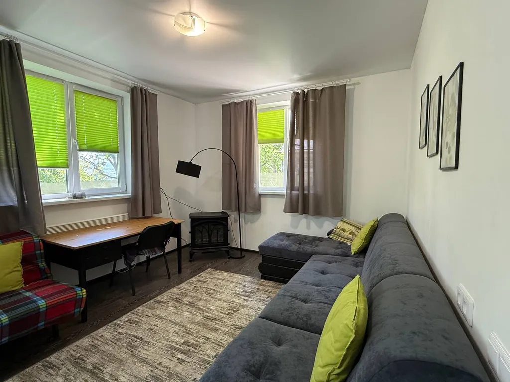 Дом в дубовой роще у реки