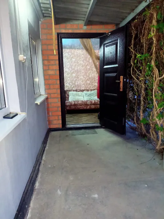 Отдельный дом без хозяев у залива