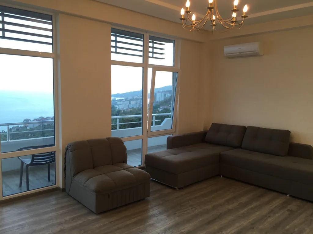 Студия с видом на море и горы