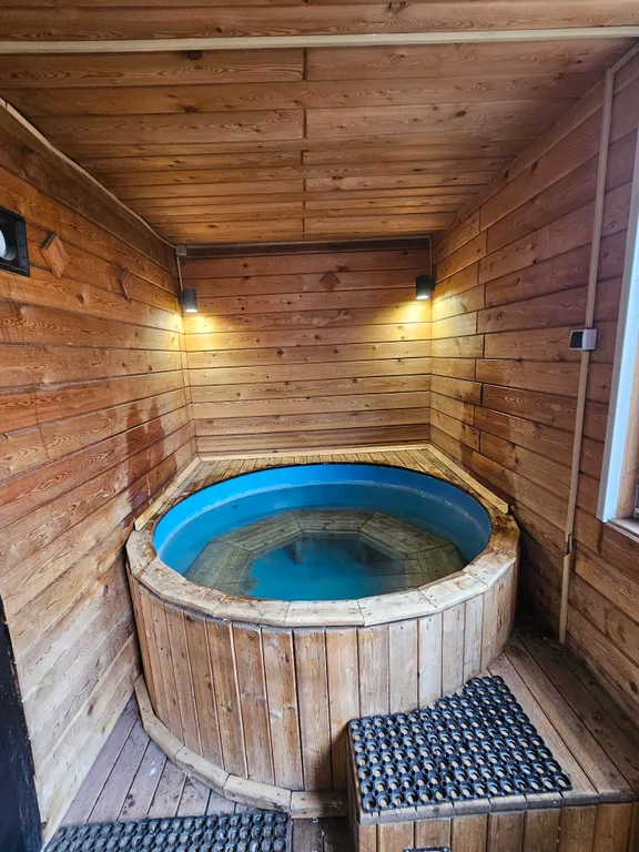 Таунхаус возле города с баней и купелью