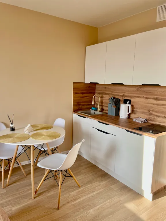 Хороший вид, парк и метро в шаговой доступности.