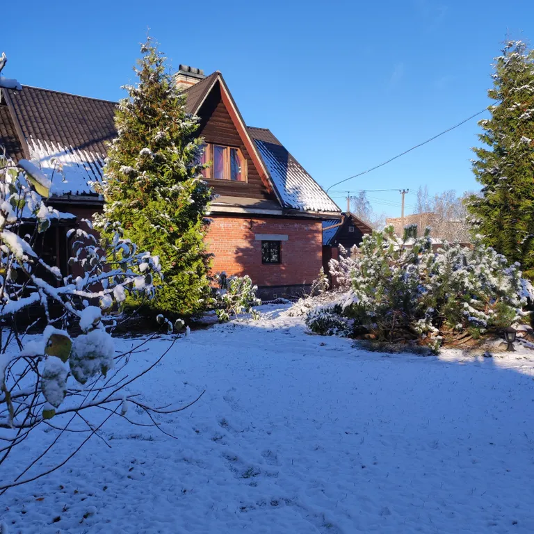 Дом с прудом