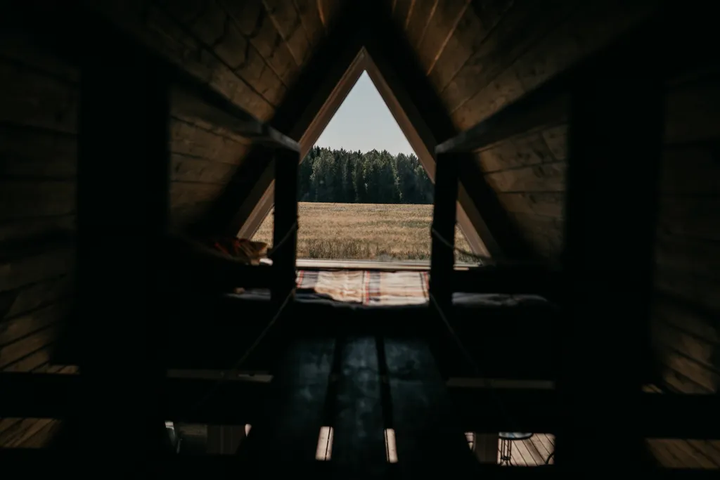 Треугольный дом между Минском, Несвижем и Миром