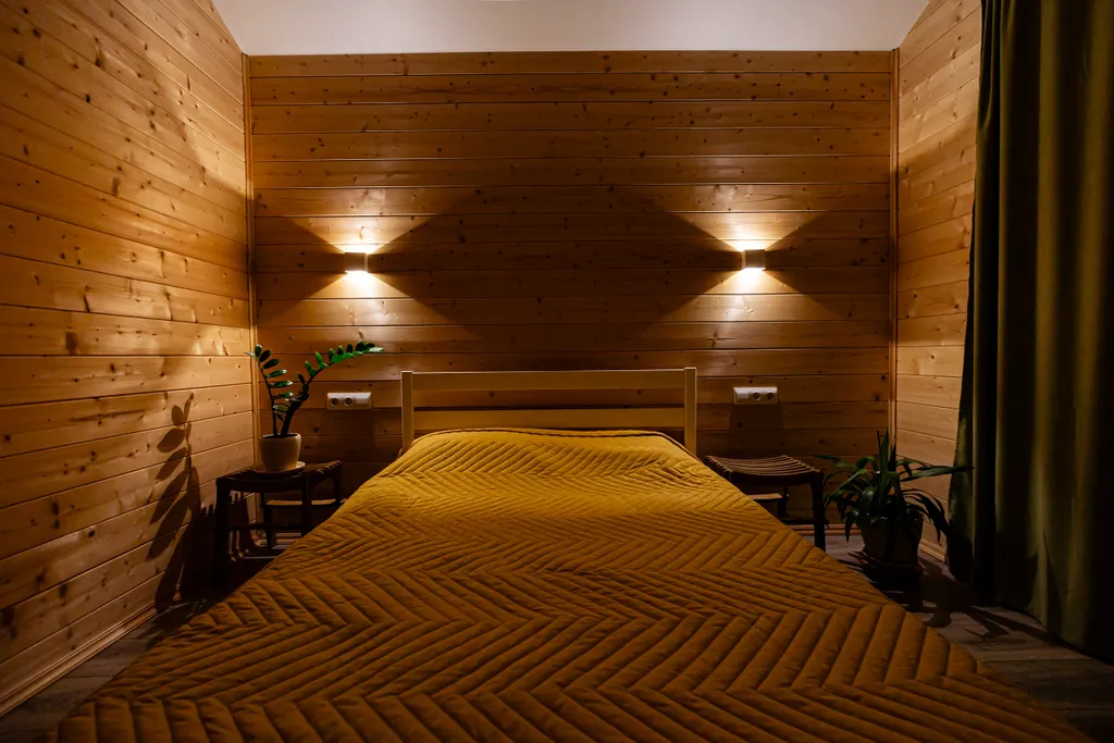 Дом на реке и краю соснового леса