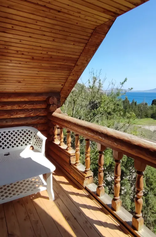 Двухэтажные срубы на берегу моря