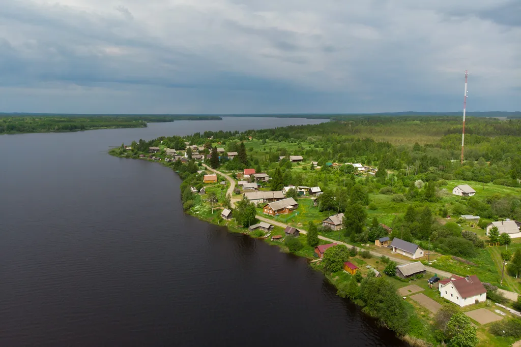 Карельский дом на берегу  озера.