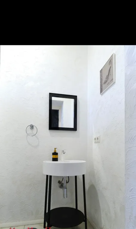 Современный коттедж в 12 км от Минска с плавательным озером, баней