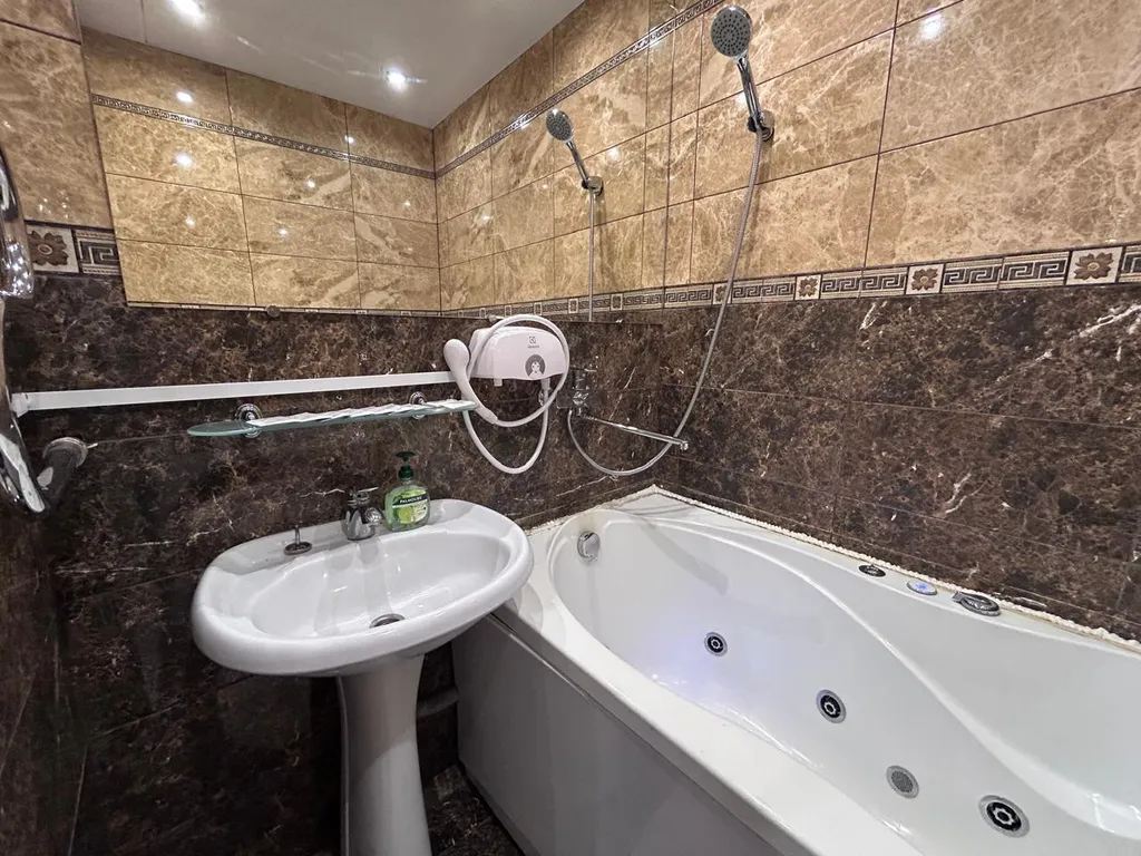 Современная трехкомнатная квартира с большой кухней