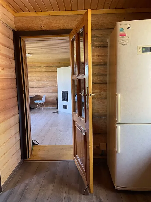 Дом в лесу среди сосен