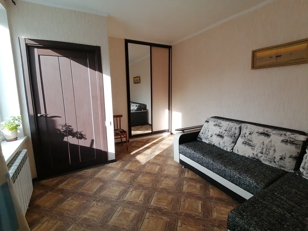 Двухкомнатный вместительный дом со двором