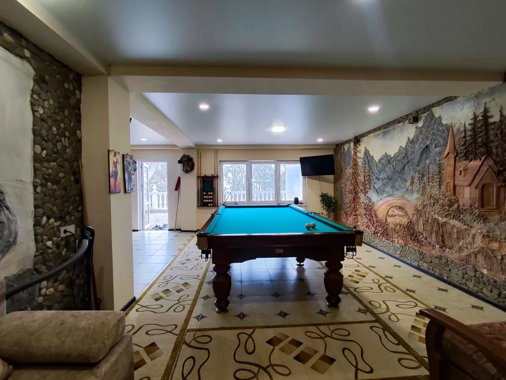 Шикарный дом с сауной и бильярдом.