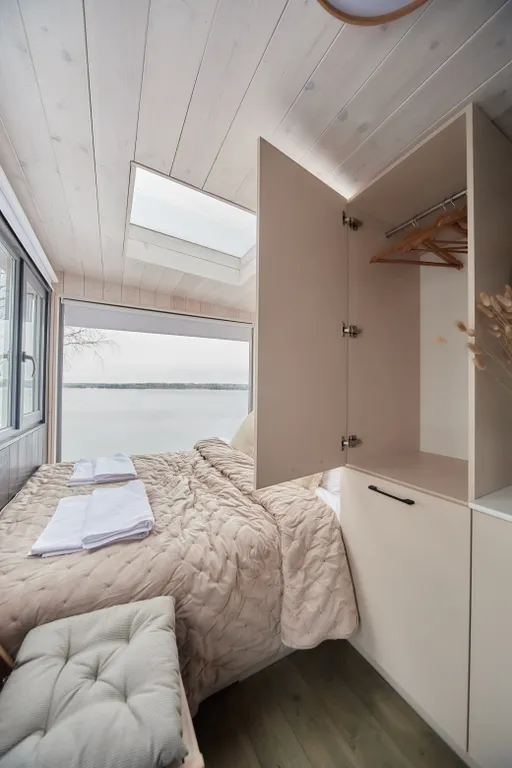 Домик на 2 с окном в потолке прямо на берегу