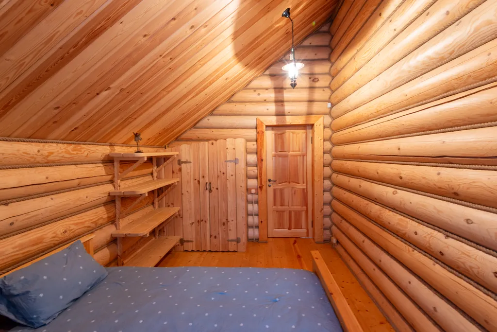 Большой деревянный коттедж рядом с озером и лесом