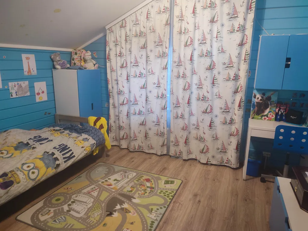 Деревянный 2-этажный коттедж у леса