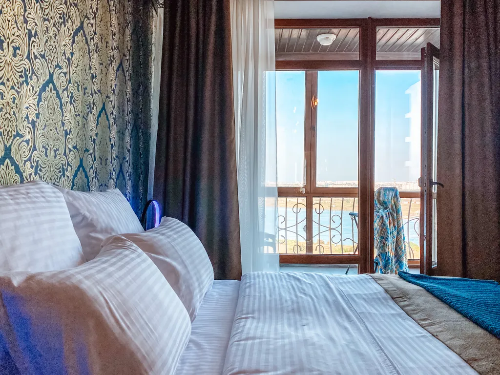 2-комнатные видовые апартаменты с бассейном у моря