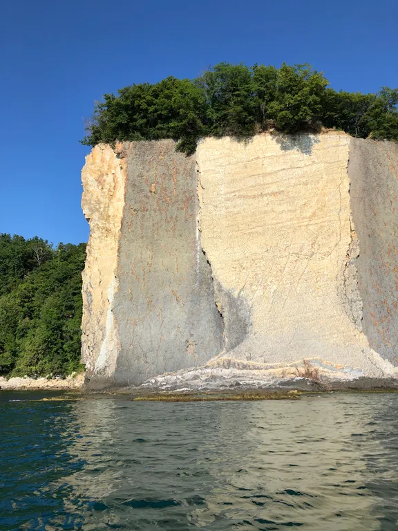 Дом и море через дорогу