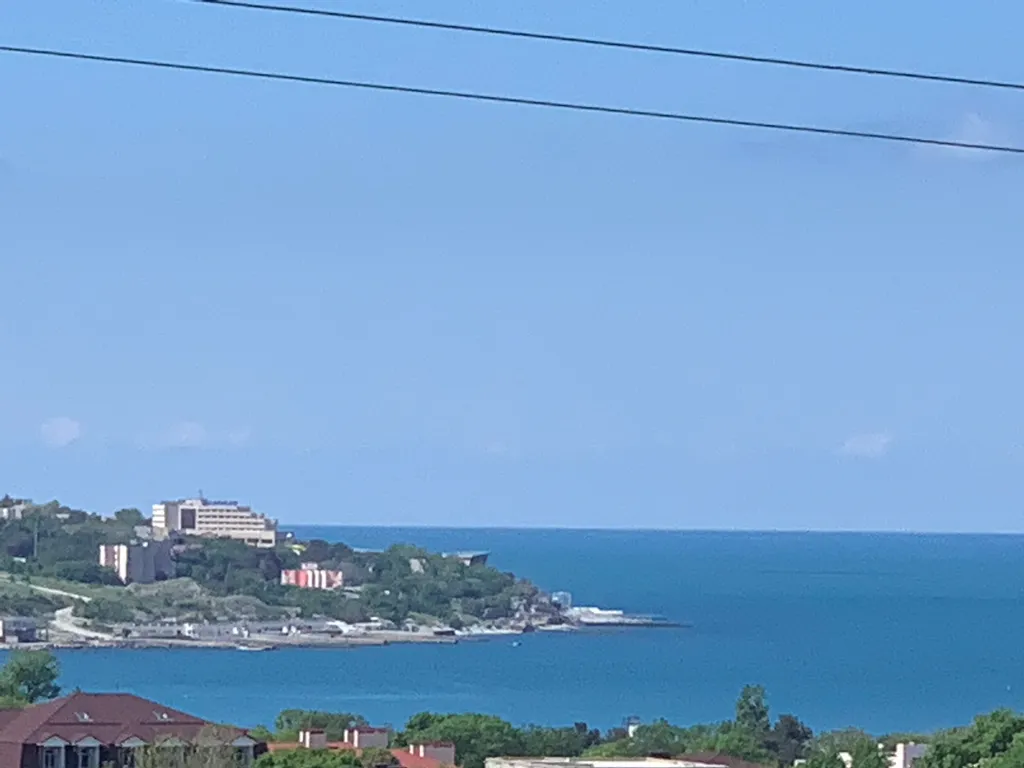 Уютная комната на мансарде с видом на море