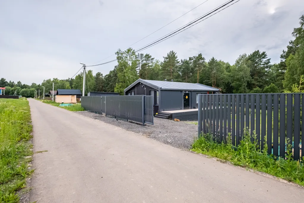 Современный дом с баней в лесу