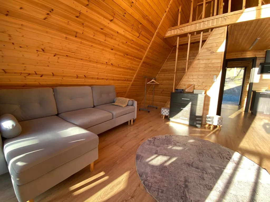 Дом-шалаш у озера